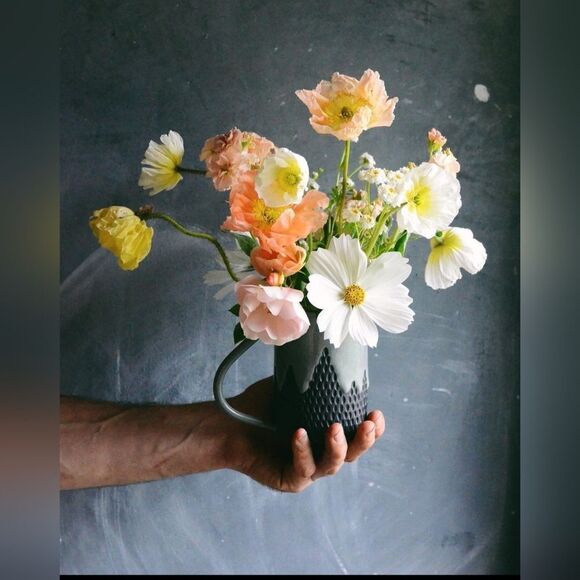 Cieri Fabrication drip mug in sage / black clay body - Picture 12 of 13